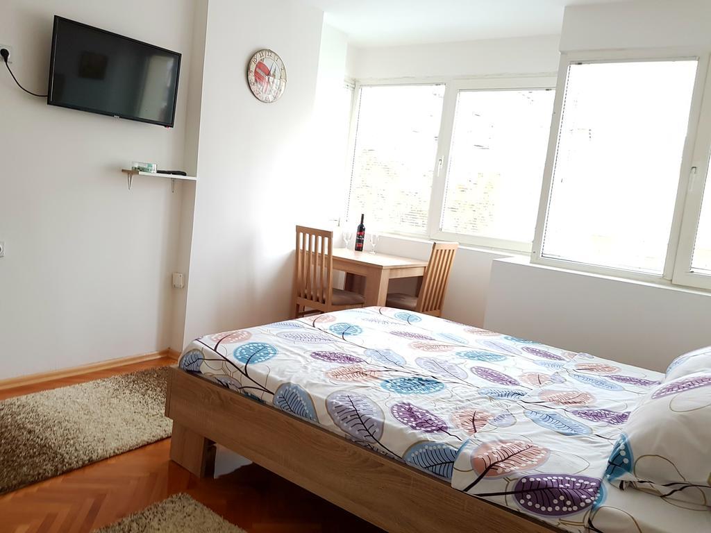 Central Square Apartment Скопье Экстерьер фото