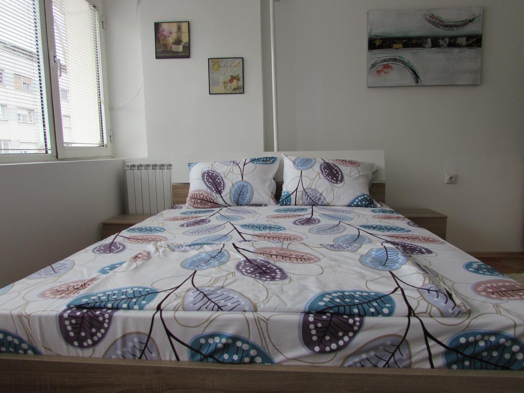Central Square Apartment Скопье Экстерьер фото
